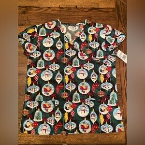 NWT Serene Uniforms Christmas Scrub Top Size Small Penguins Trio in Ornaments